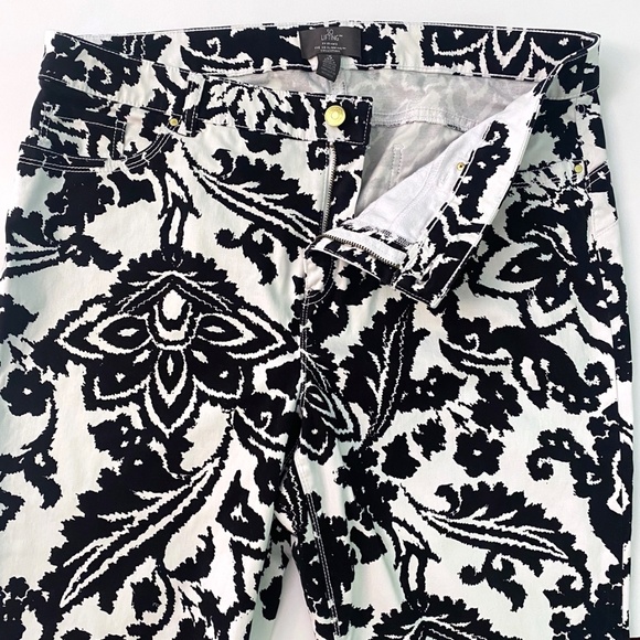 Chico’s So Lifting Abstract Floral Crop Pants Black and White Size 16 - Picture 3 of 11